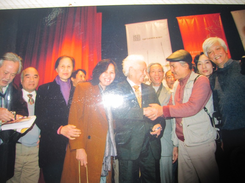 Họa sỹ Nguyễn Đăng Vông chụp ảnh kỷ niệm với nhạc sỹ Phạm Duy.